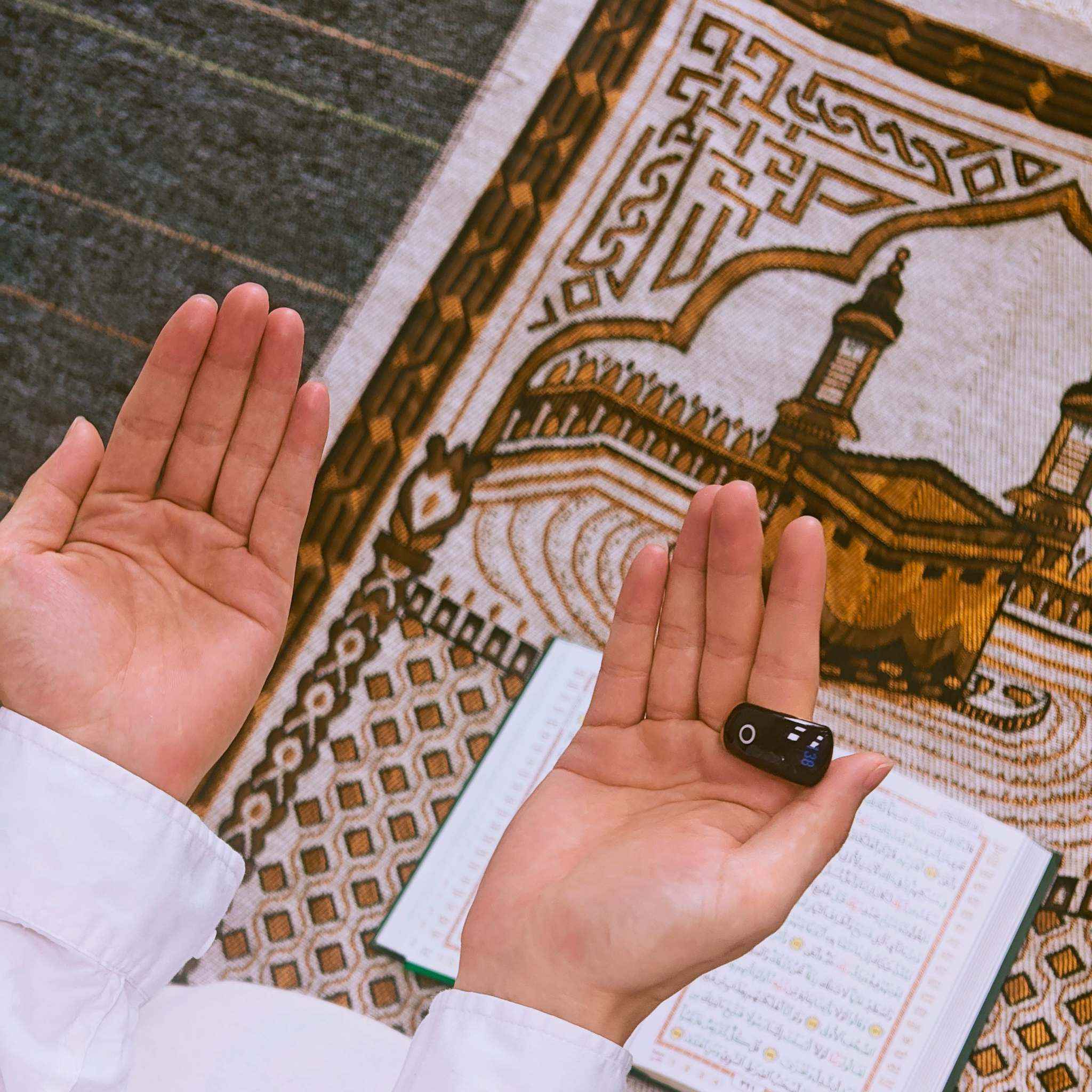 Using the Equantu Smart Prayer Ring during prayer